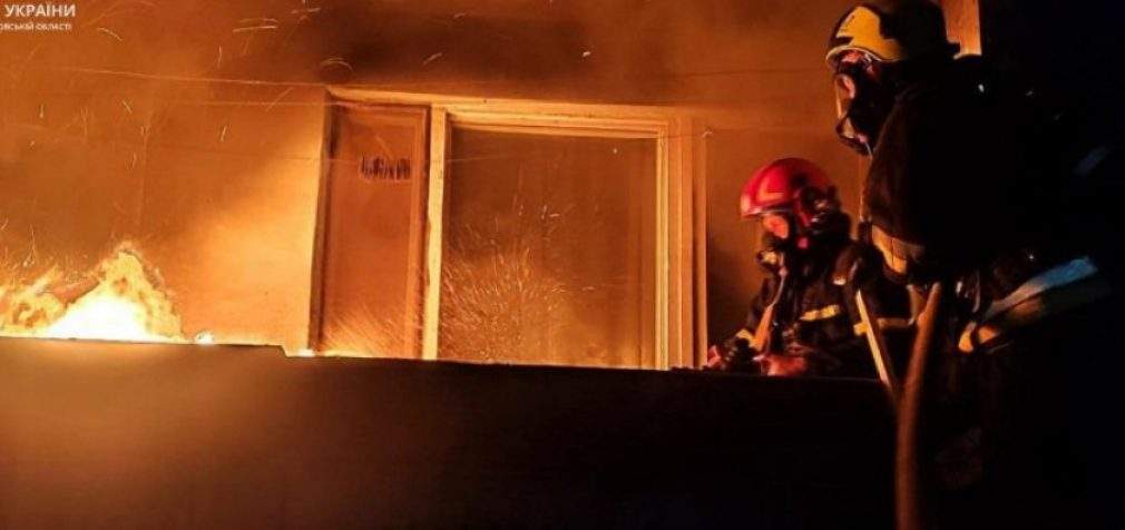 У Дніпрі рятувальники винесли з палаючої квартири літню жінку