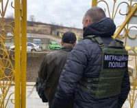 Поліцейські Дніпропетровщини видворили колишнього вʼязня-росіянина з країни