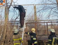 Надзвичайники Запоріжжя врятували чоловіка, який застряг на паркані