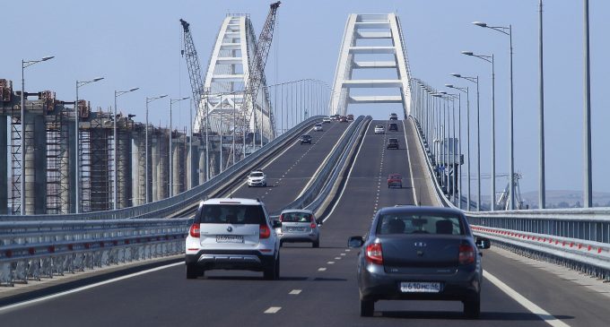 Російські бонові загородження біля мосту через Керченську протоку затонули