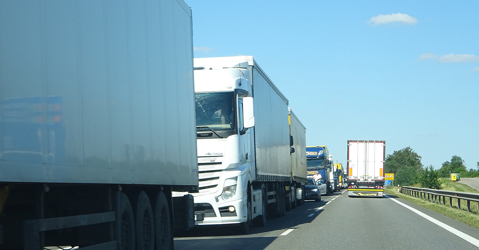 У чергах на польському кордоні майже 4000 вантажівок – ДПСУ