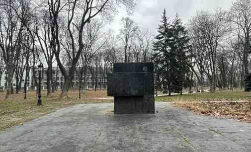 У Києві комунальні служби демонтували ще один пам’ятник