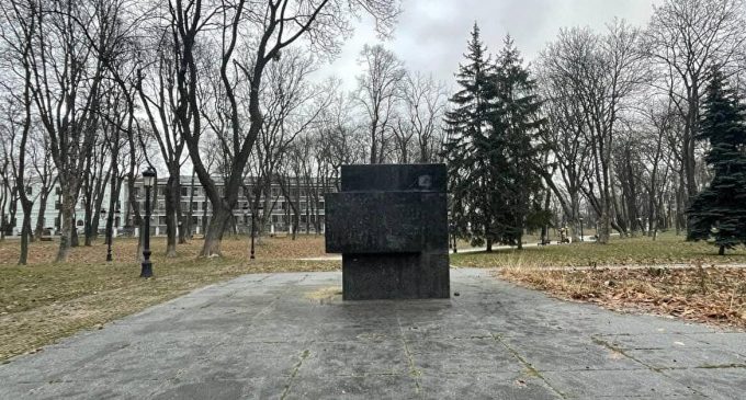 У Києві комунальні служби демонтували ще один пам’ятник