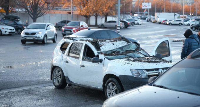 Неподалік ТЦ «Караван» у Дніпрі дерево мало не розчавило дві автівки та людину