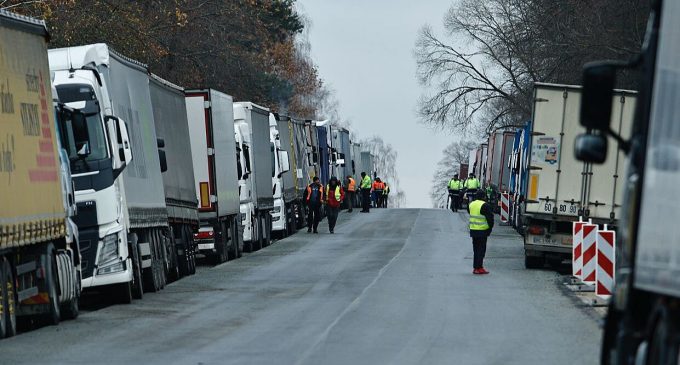 Блокада польського кордону: у чергах приблизно 3300 вантажівок