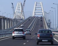 Окупанти перекрили Кримський міст: оголошена ракетна небезпека
