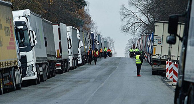 ДПСУ: Польща блокує три пункти пропуску, в черзі понад 3400 вантажівок