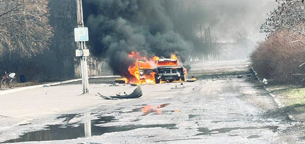 Росіяни обстріляли Вовчанськ: загорілось авто, є загибла та поранена