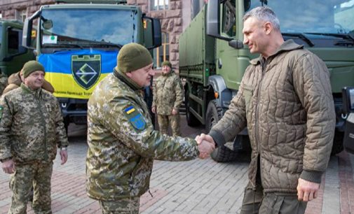 Громада Києва передала бійцям 20 нових вантажних автомобілів – Кличко