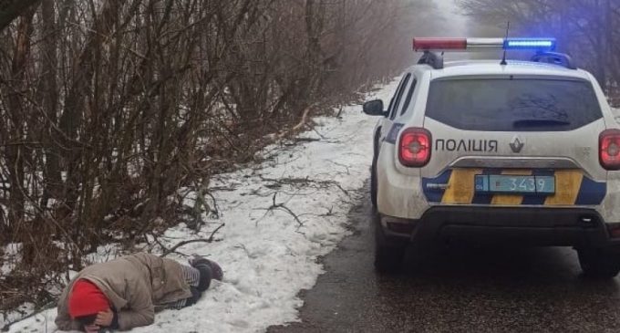 На Дніпропетровщині поліцейський офіцер громади врятував жінку від переохолодження