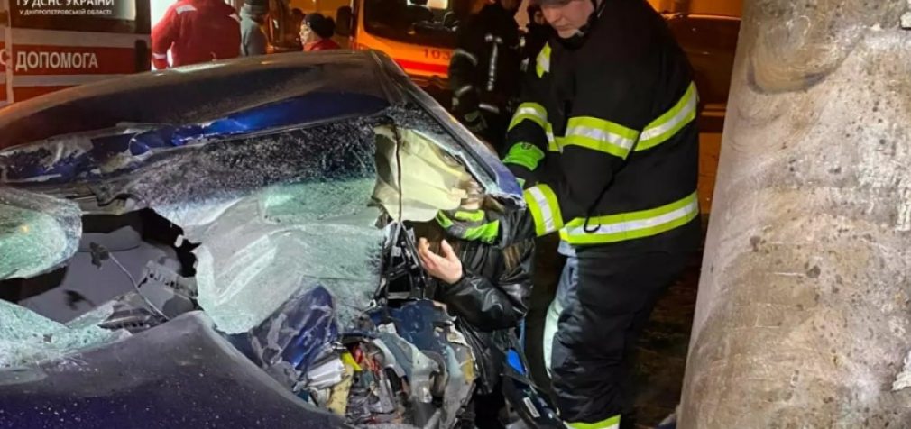 Не впоралась із керуванням: у Дніпрі надзвичайники деблокували жінку з понівеченого легкового автомобіля