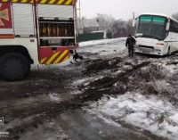 У Синельниківському районі з’їхав з дороги та застряг  пасажирський автобус