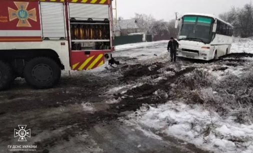 У Синельниківському районі з’їхав з дороги та застряг  пасажирський автобус