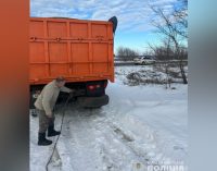 У Новомосковському районі поліцейські продовжують допомагати водіям долати негоду