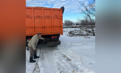 У Новомосковському районі поліцейські продовжують допомагати водіям долати негоду