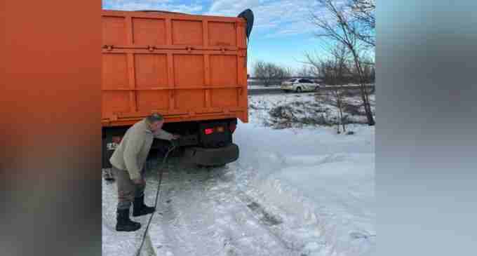 У Новомосковському районі поліцейські продовжують допомагати водіям долати негоду