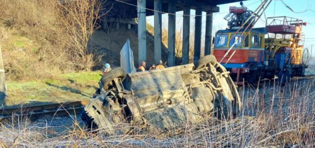 Загоряння газогону: на Дніпропетровщині автівка злетіла з мосту на залізничну колію