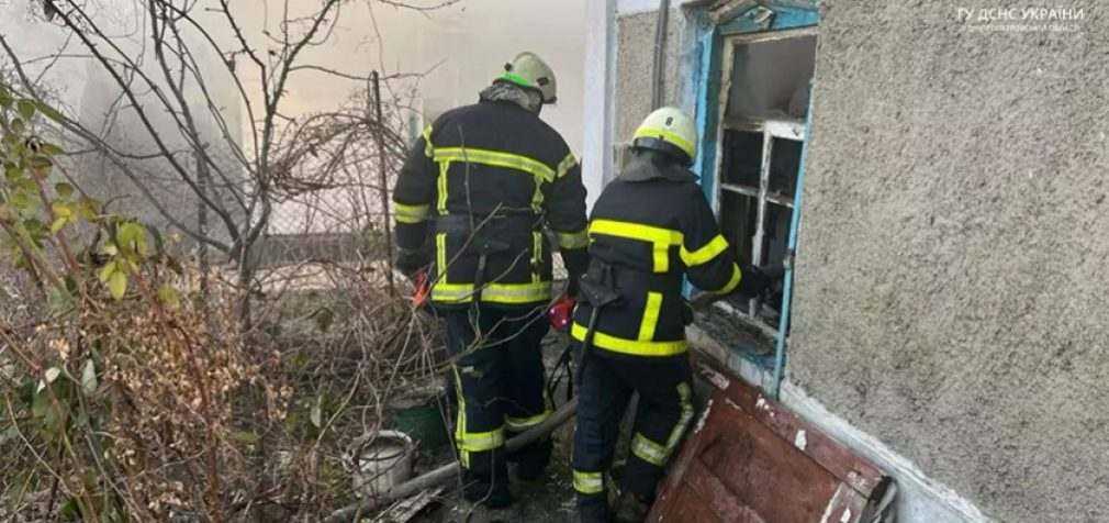 Під час ліквідації пожежі у Камʼянському вогнеборці виявили чоловіка без ознак життя