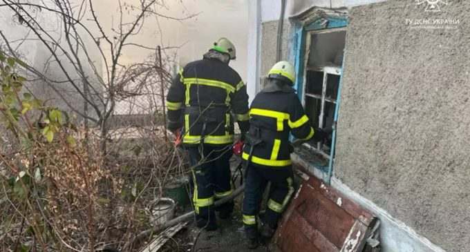 Під час ліквідації пожежі у Камʼянському вогнеборці виявили чоловіка без ознак життя