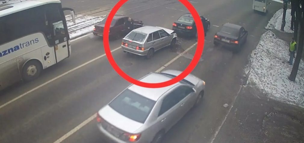 На проспекті Богдана Хмельницького у Дніпрі зіткнулись ВАЗ та Volkswagen: деталі