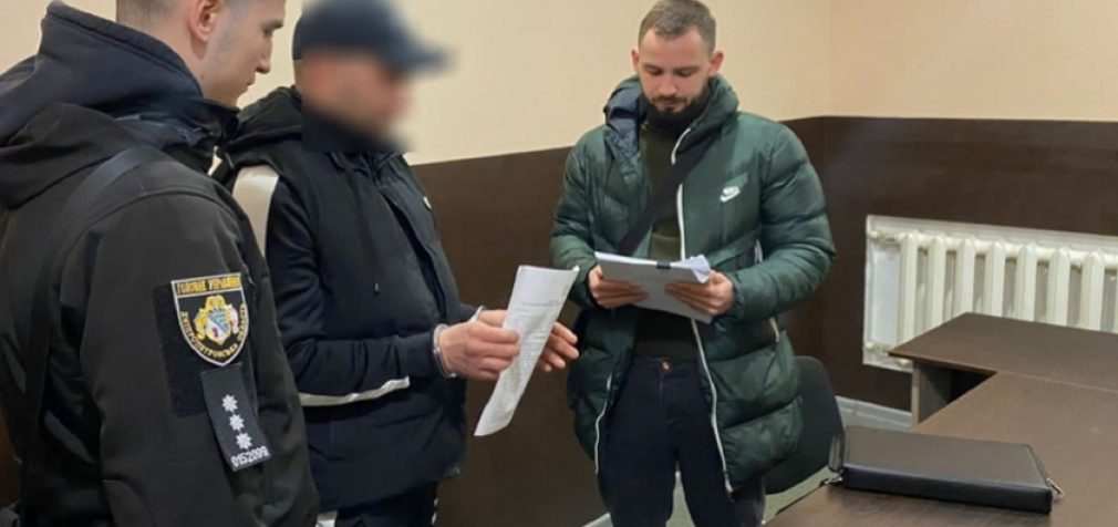 Вдарив в обличчя та вирвав з рук сумку: поліцейські Дніпра затримали грабіжника