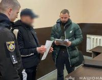 Вдарив в обличчя та вирвав з рук сумку: поліцейські Дніпра затримали грабіжника