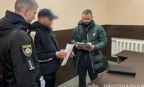 Вдарив в обличчя та вирвав з рук сумку: поліцейські Дніпра затримали грабіжника