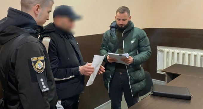 Вдарив в обличчя та вирвав з рук сумку: поліцейські Дніпра затримали грабіжника