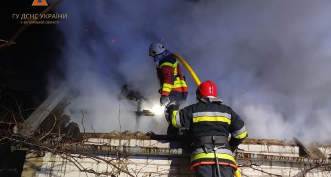 Порушення правил експлуатації пічного опалення: у Запорізькому районі зайнялася господарча споруда