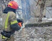 Надзвичайники Дніпропетровщині ліквідовують наслідки негоди