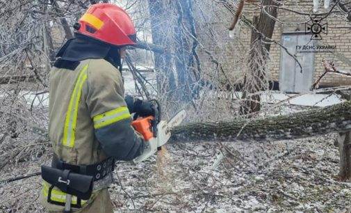 Надзвичайники Дніпропетровщині ліквідовують наслідки негоди