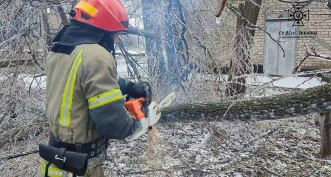 Надзвичайники Дніпропетровщині ліквідовують наслідки негоди