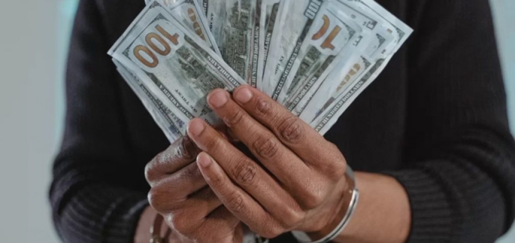 Конвертувала 123 млн грн у готівку та ухилилась від сплати податків: у Запоріжжі судитимуть зловмисницю