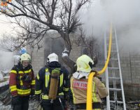 У Запоріжжі під час пожежі надзвичайники врятували 52-річного власника будинку