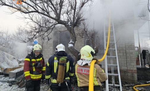 У Запоріжжі під час пожежі надзвичайники врятували 52-річного власника будинку