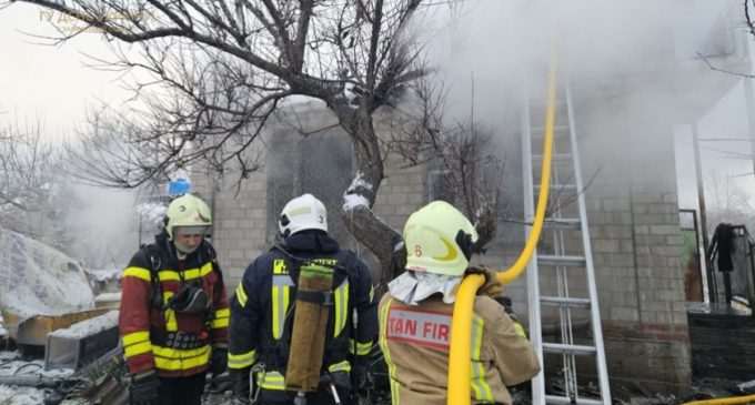 У Запоріжжі під час пожежі надзвичайники врятували 52-річного власника будинку