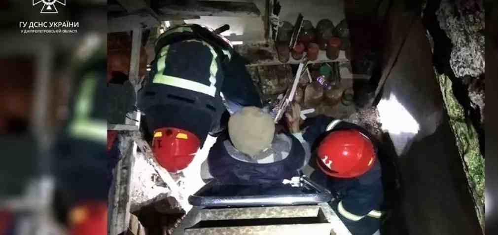 У Кривому Розі рятувальники визволили жінку, яка впала в льох