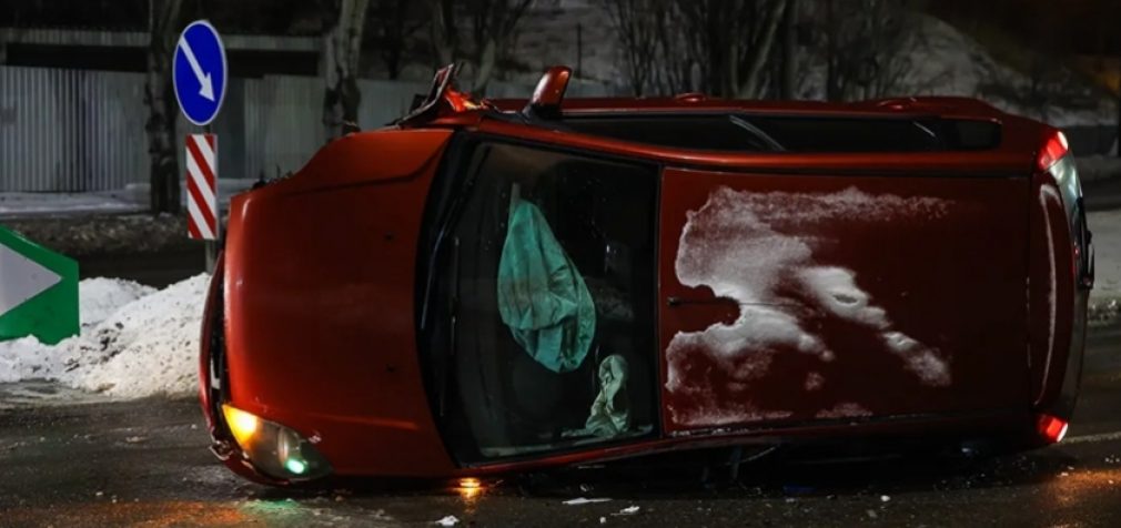 У Дніпрі на Січеславській Набережній перекинувся Ford: подробиці ДТП з чотирма постраждалими