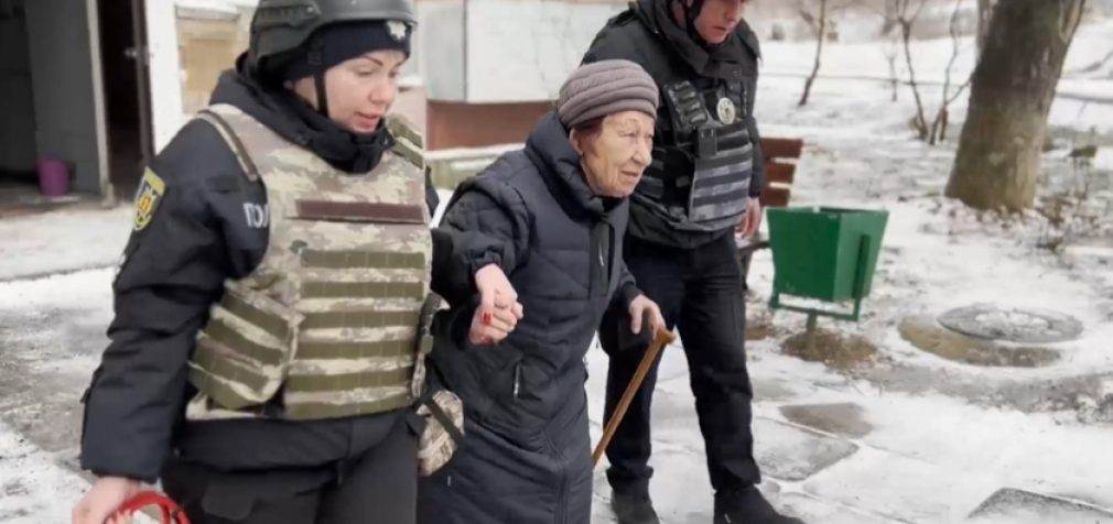 Запорізькі поліцейські евакуювали зі Степногірська 85-річну бабусю та трьох її котів