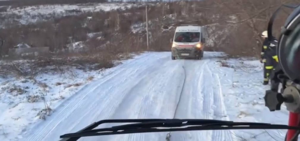 Застрягли на слизькій дорозі: рятувальники Дніпра надали допомогу медичним працівникам