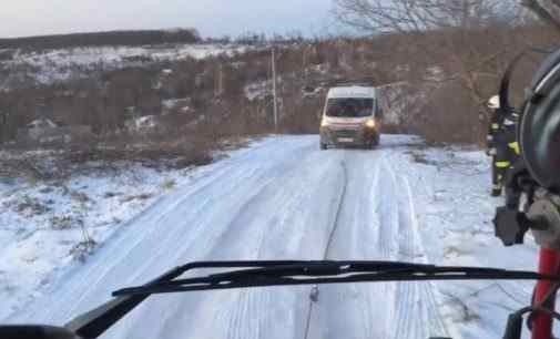 Застрягли на слизькій дорозі: рятувальники Дніпра надали допомогу медичним працівникам