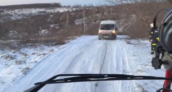 Застрягли на слизькій дорозі: рятувальники Дніпра надали допомогу медичним працівникам