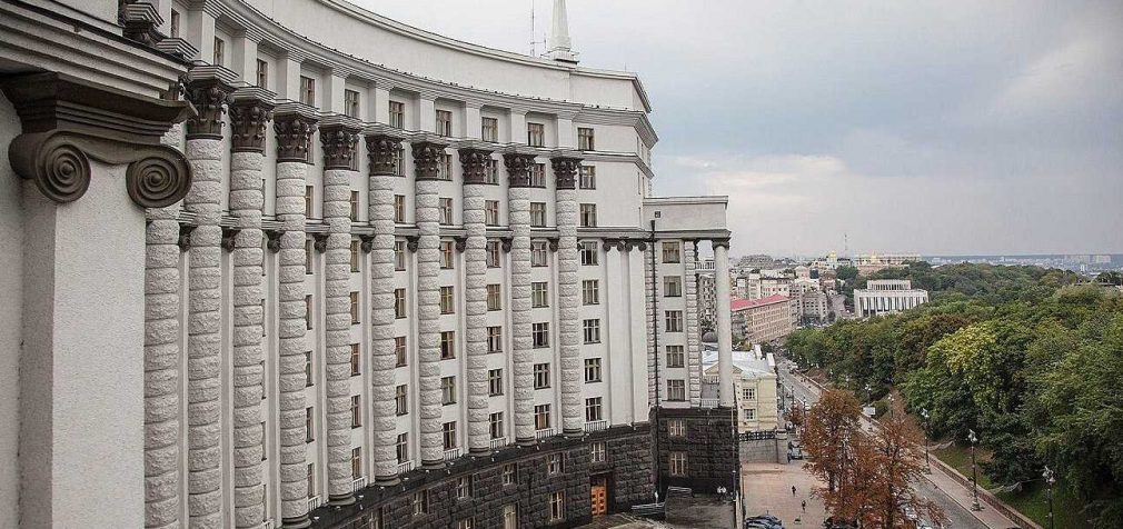 Кабмін підвищив базовий оклад бюджетникам