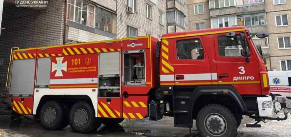Надзвичайники Дніпра врятувули з палаючої квартири 85-річну жінку