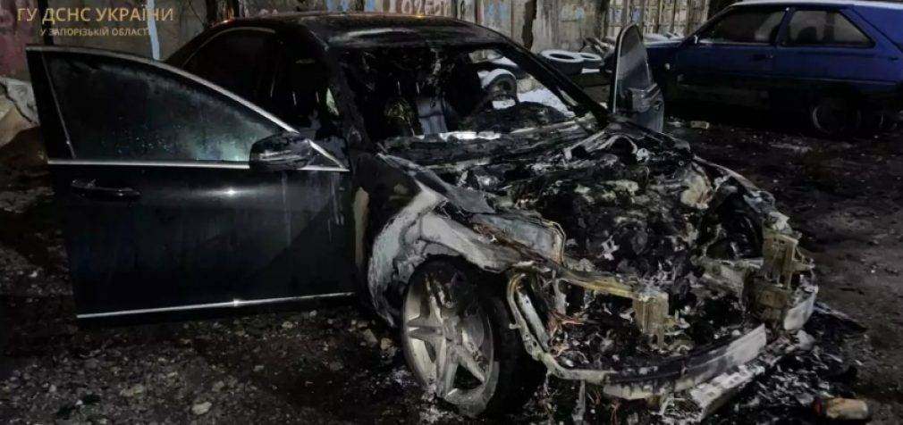 У Запоріжжі вночі у гаражному кооперативі зайнявся «Mercedes»