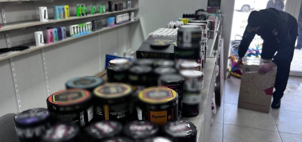 Безакциз на майже 400 тисяч гривень: поліцейські Дніпра вилучили нелегальні товари з продажу