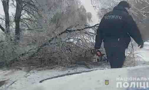 На Дніпропетровщині на автодорогах області поліцейські надають допомогу водіям, які стали заручниками негоди