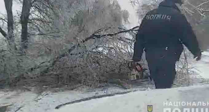 На Дніпропетровщині на автодорогах області поліцейські надають допомогу водіям, які стали заручниками негоди