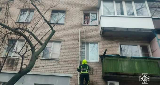 У Павлограді рятувальники зняли з підвіконня квартири двох дітей