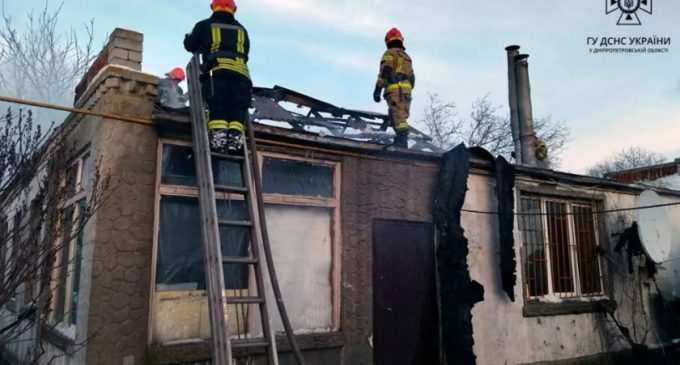 Горів дах та майно всередині будинку: у Новомосковському районі надзвичайники загасили займання